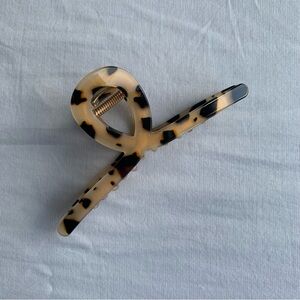 Small animal print hair claw